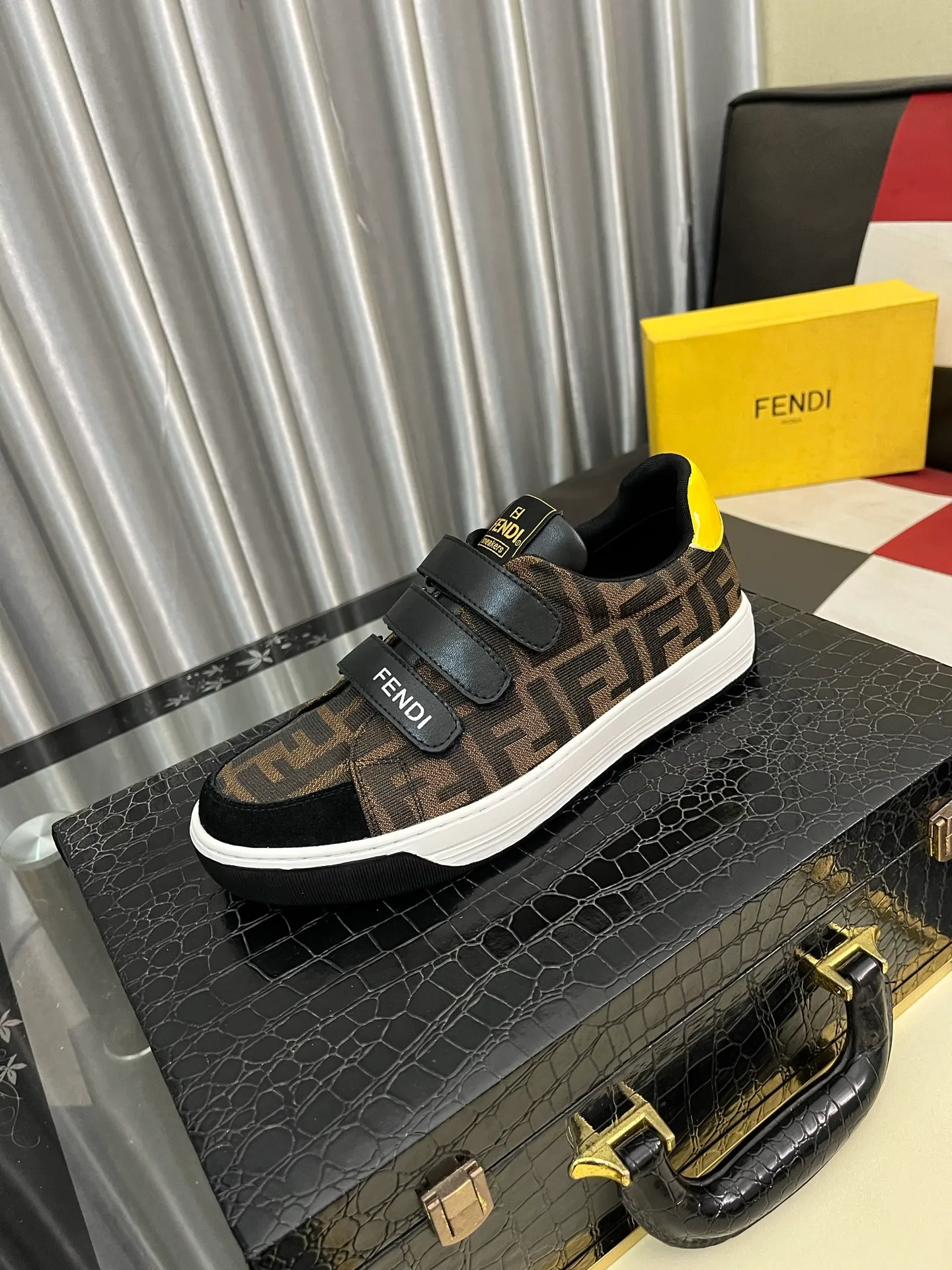 Men's Men's Shoes💰420⌚️⌚️[Fendi] Fendi's latest casual shoes for men! Available at counters simultaneously! A one-to-one replica of the original. The interior is made of top-grade sheepskin, and the original factory-supplied rubber outsole is used. Leading new fashion concepts. Matching code: 38-443️⃣Colors available